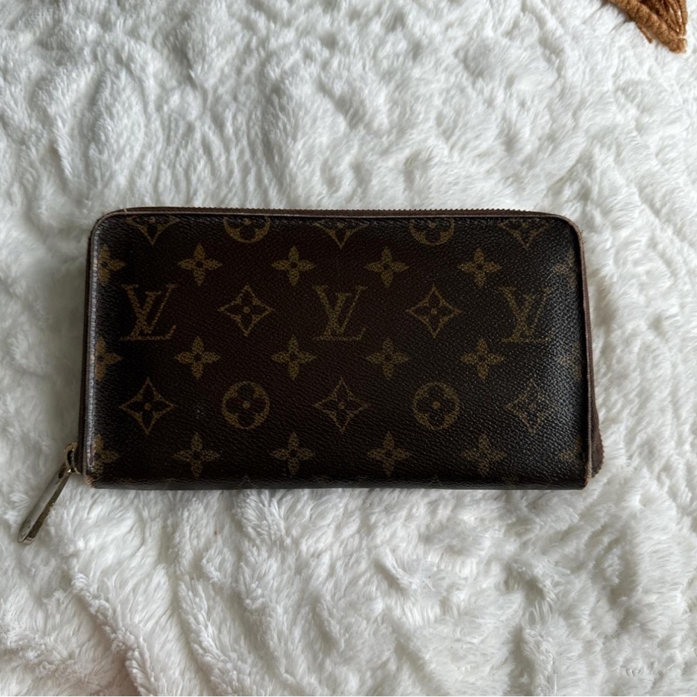 Authentic Louis Vuitton Zippy organizer. Originally 1,000 selling for $250
